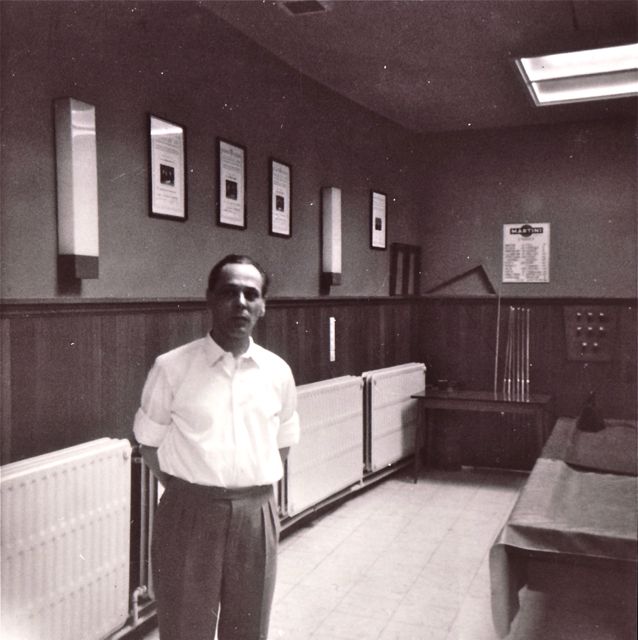 Zijn eerste gedicht ging over biljart en om te rijmen had hij het één miljard keer laten drukken. Nog 999.999.968 stuks te gaan.